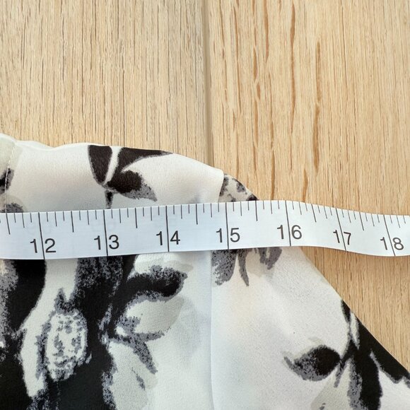 West Kei Floral Surplice Wrap Blouse 🖤🤍 – Size Medium ✨ - Picture 11 of 13